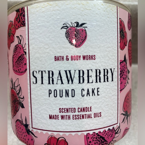 Strawberry Poundcake Three Wick Candle Bath & Body Works - Picture 4 of 6